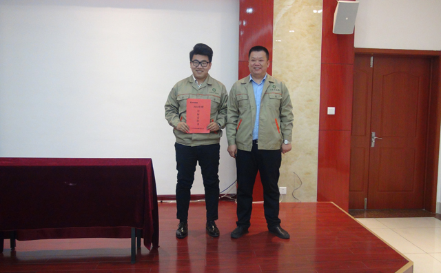 總經理和營銷部簽訂目標責任書.jpg 總經理和營銷部簽訂目標責任書.jpg