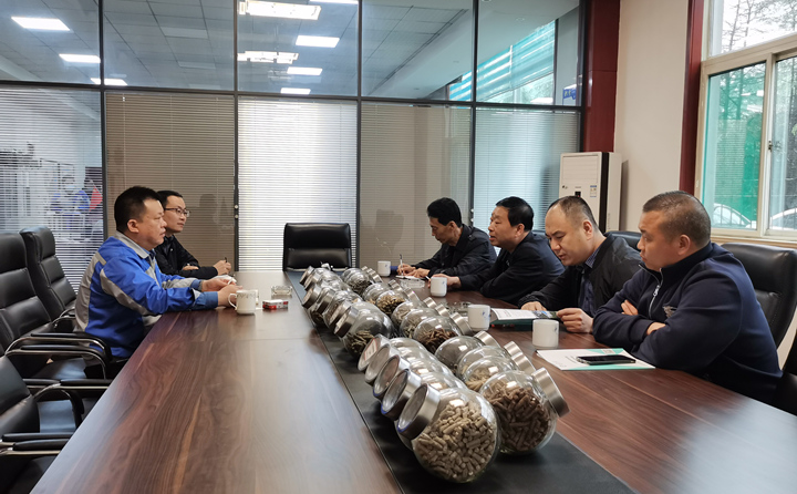 與集團(tuán)總經(jīng)理孫寧波及部門(mén)負(fù)責(zé)人座談,就項(xiàng)目建設(shè)、環(huán)境影響、補(bǔ)貼政策等內(nèi)容進(jìn)行了探討交流 與集團(tuán)總經(jīng)理孫寧波及部門(mén)負(fù)責(zé)人座談,就項(xiàng)目建設(shè)、環(huán)境影響、補(bǔ)貼政策等內(nèi)容進(jìn)行了探討交流