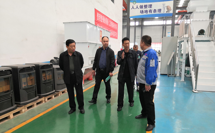 考察組一行實(shí)地參觀了金格瑞顆粒機(jī)展廳 考察組一行實(shí)地參觀了金格瑞顆粒機(jī)展廳