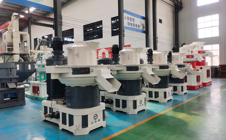 山東金格瑞顆粒機廠家負責免費提供制粒生產線方案，為每一位客戶進行試機；產品使用中，我們給客戶提供“保姆式”服務，定期進行電話回訪，定期進行現場專訪；讓您在產品使用過程中，放心、安心、舒心